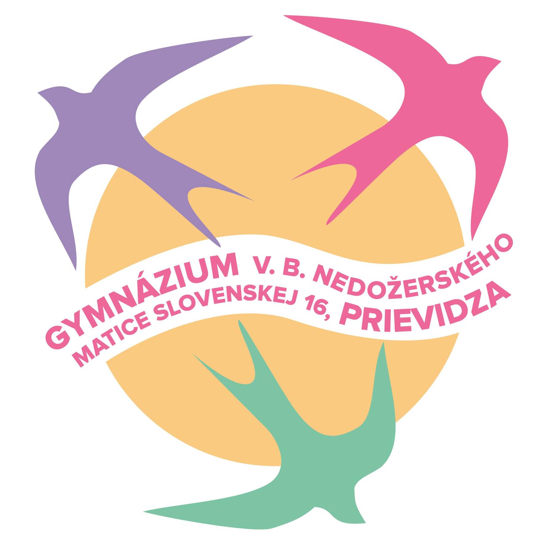 Hlavné oficiálne plnofarebné logo Gymnázia Vavrinca Benedikta Nedožerského Prievidza – žltý slnečný disk, farebné lastovičky a textový oblúk s názvom školy