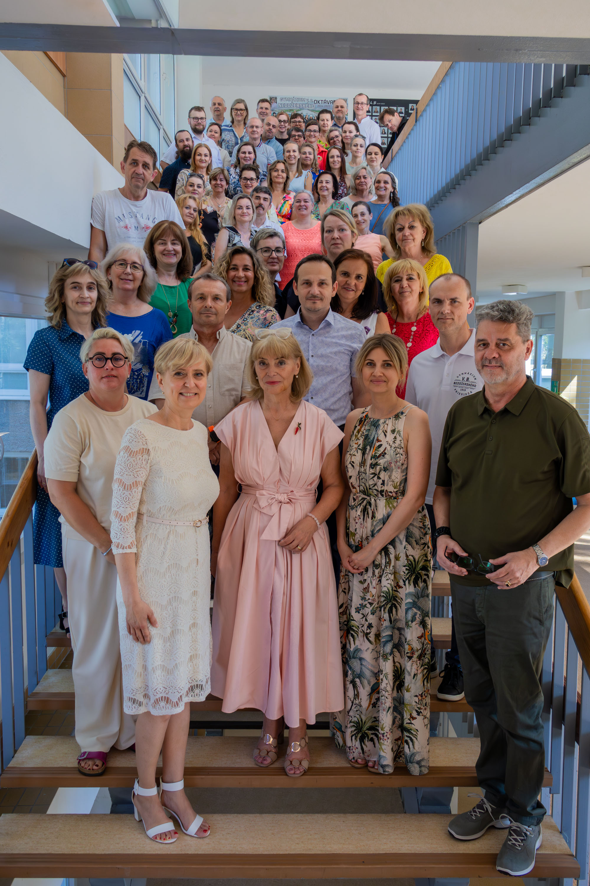 Kompletný učiteľský zbor Gymnázia V. B. Nedožerského Prievidza – spoločná fotografia pedagogického kolektívu