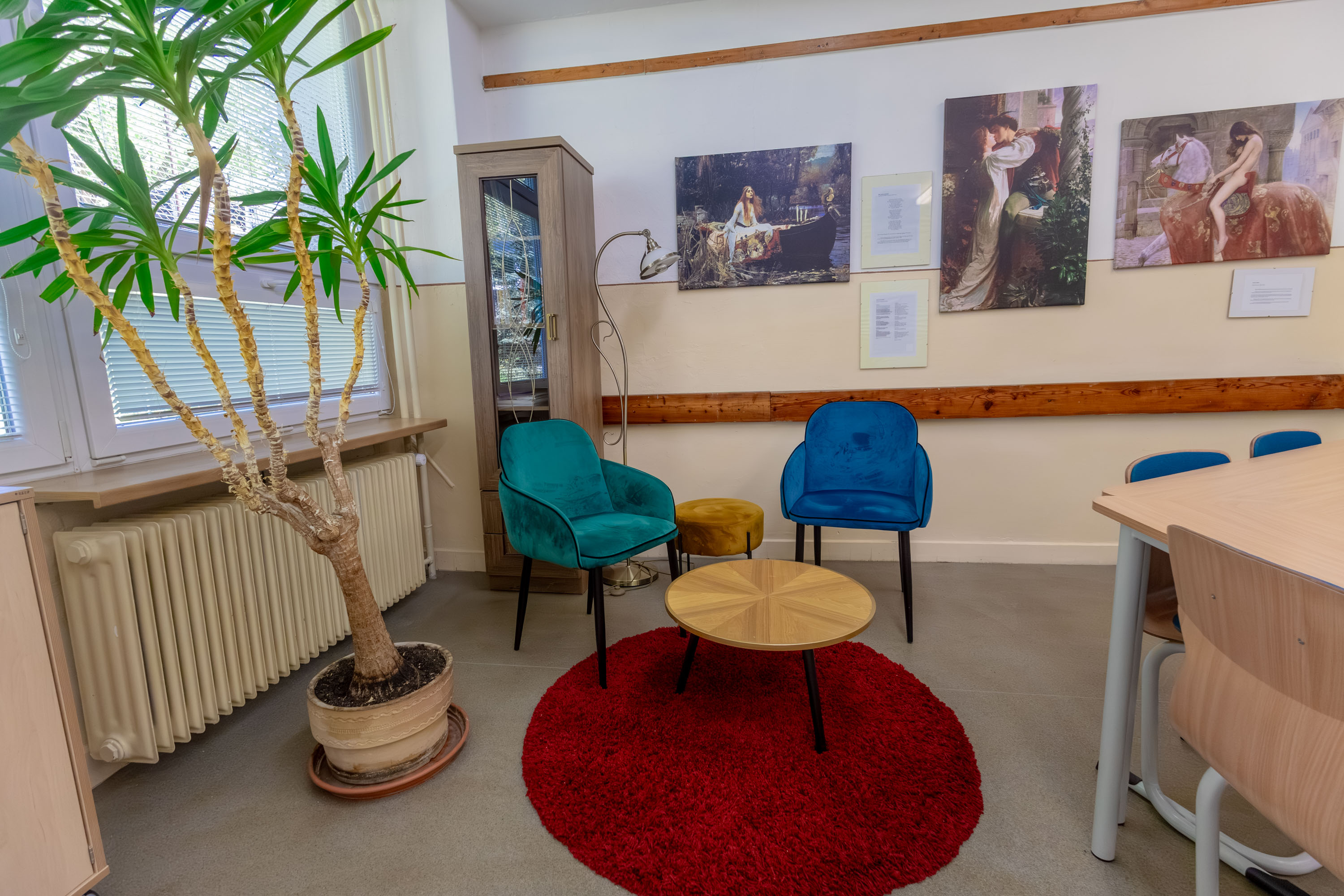 Oddychová chill zóna pre študentov GVBN – moderný relaxačný kútik s pohodlným sedením