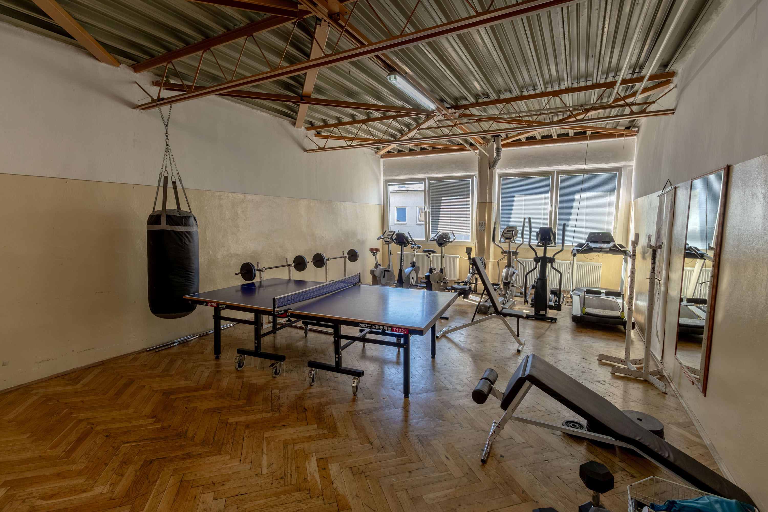Školská posilňovňa gymnázia GVBN Prievidza – fitnes vybavenie a cvičebné stroje pre študentov