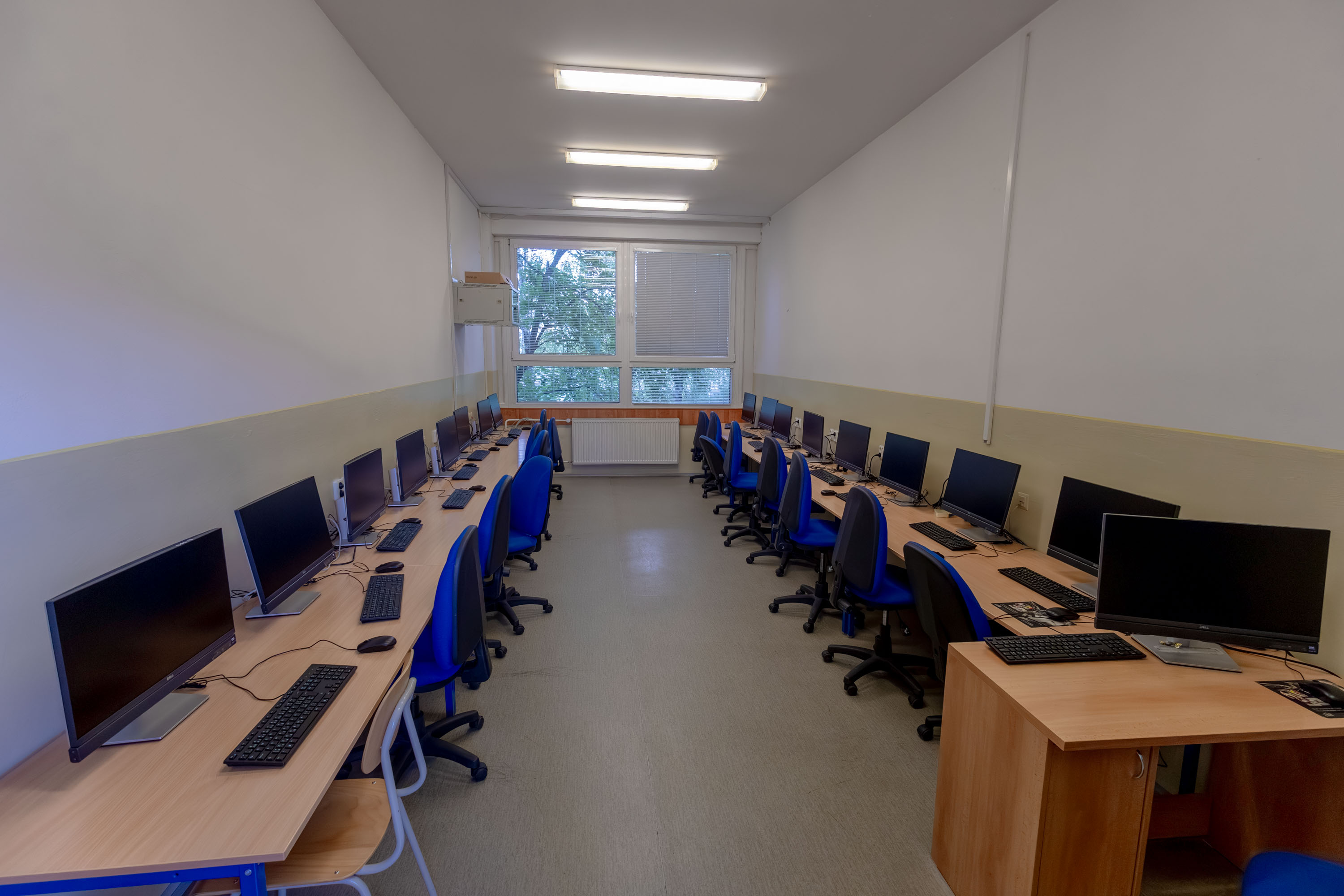 Informatická učebňa gymnázia GVBN – moderné počítačové pracovisko pre výučbu programovania a IT