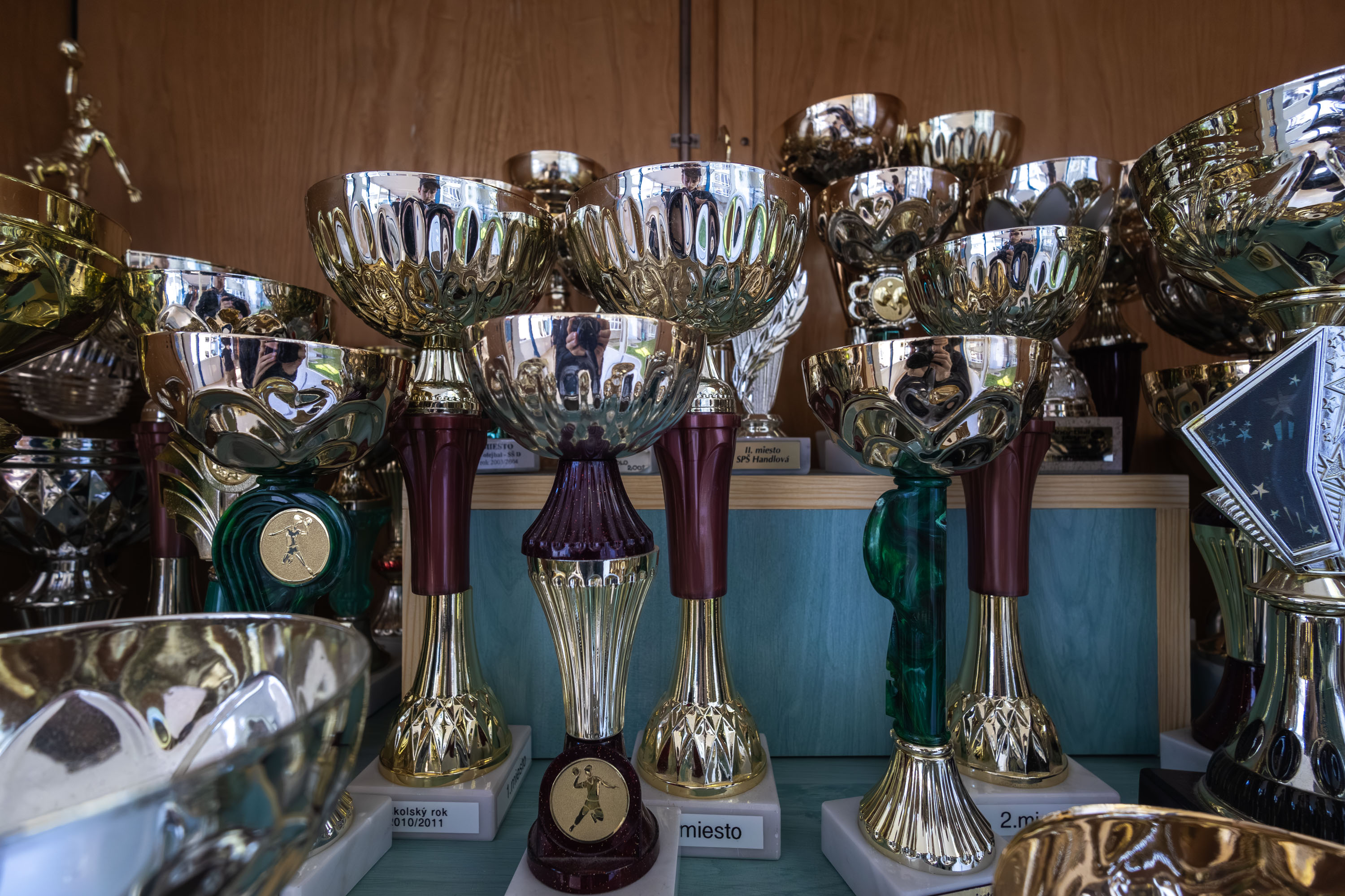 Vitrína s trofejami a diplomami úspešných študentov gymnázia GVBN Prievidza